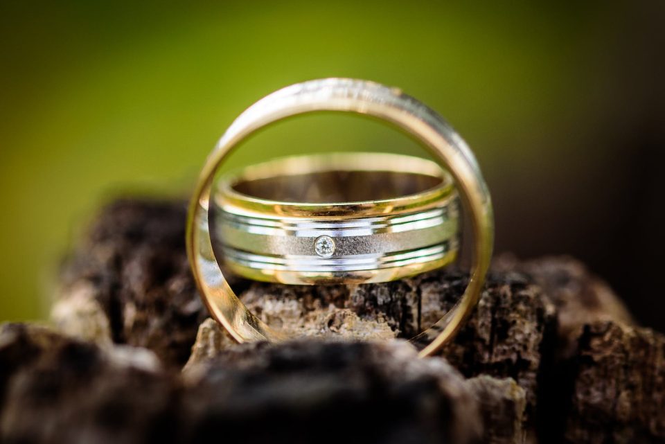 silver and gold wedding band