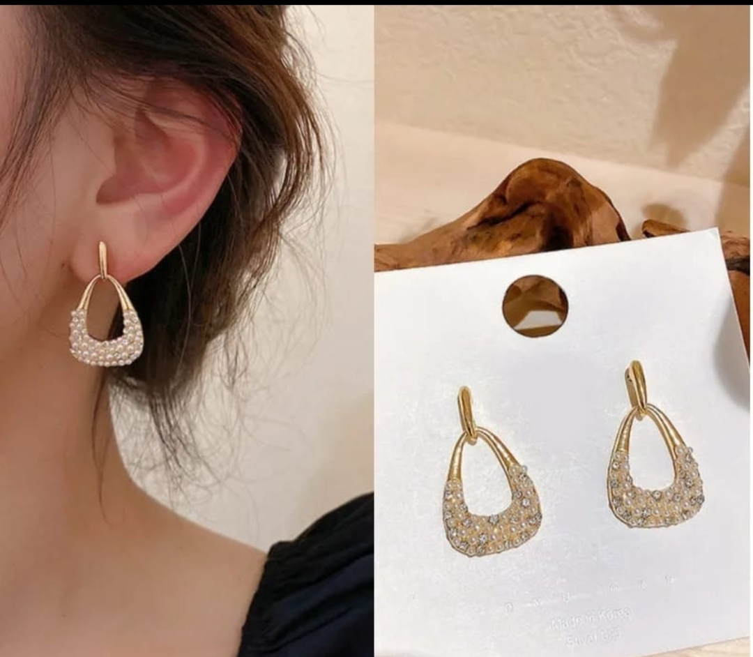 Gold Plated C Shape Ear Clip Earrings For Women And Girls Polished Metal,  Small Circle Design, No Piercing Required Punk Style Cuff Helix Piercing  Jewelry From Qinlixiangg, $7.99 | DHgate.Com